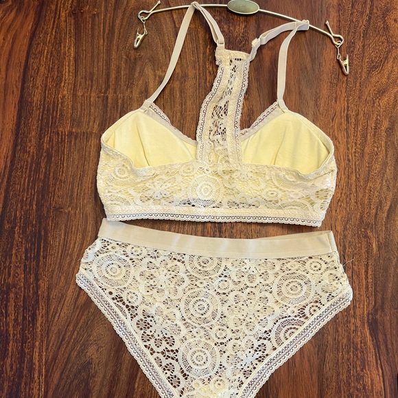 Cute bra and panty set - Picture 2 of 3